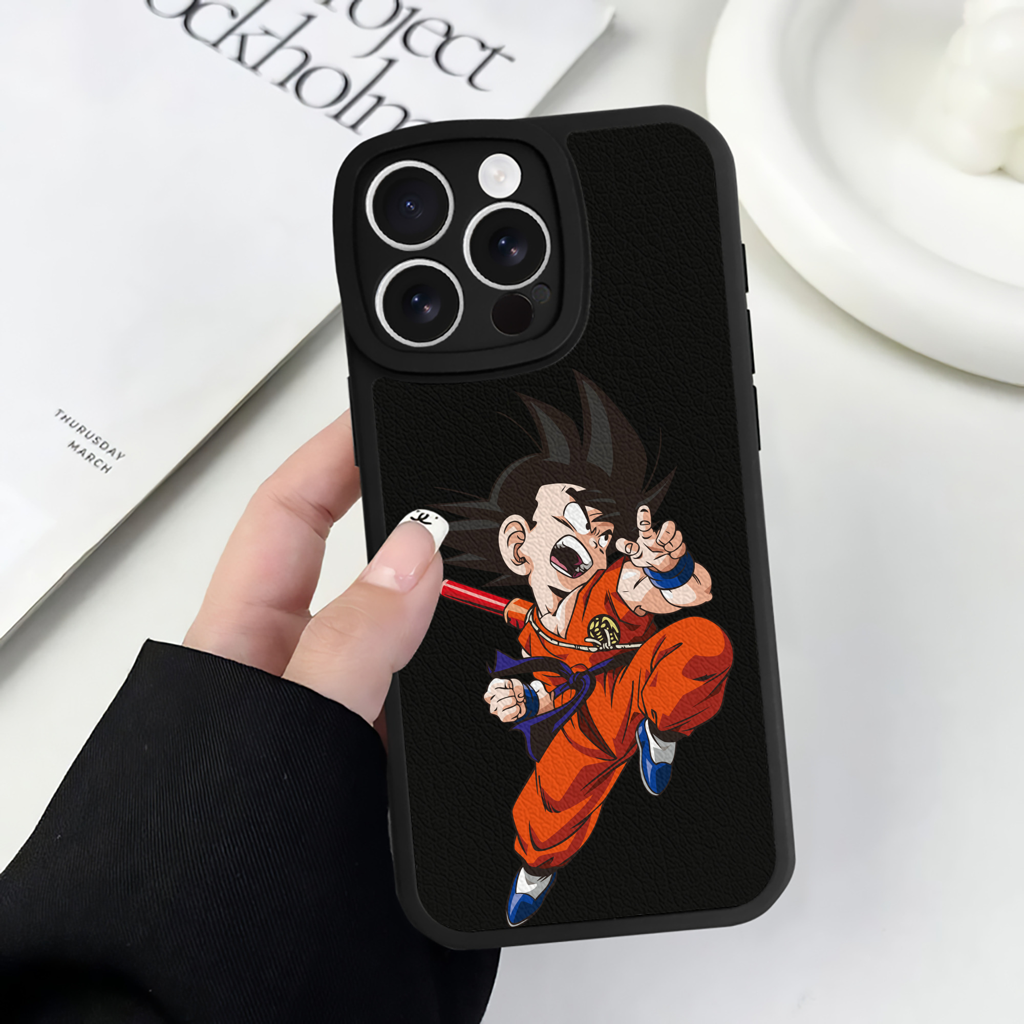 （画像用） ドラゴンボール 孫悟空（そん ごくう）Son Goku カカロット DRAGON BALL Kakarotto 【iPhone 16シリーズ対応】シリコンスマホケース（レザー調） 材質：シリコン